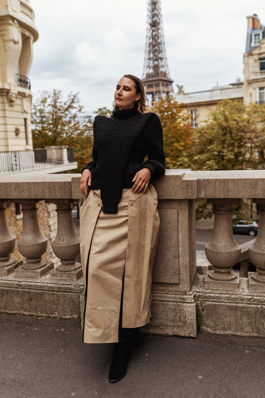 Pull multitask scuptural  noir tricoté à la main